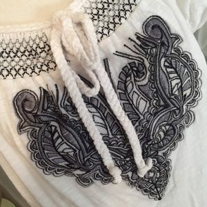 White with navy cotton peasant style top size M